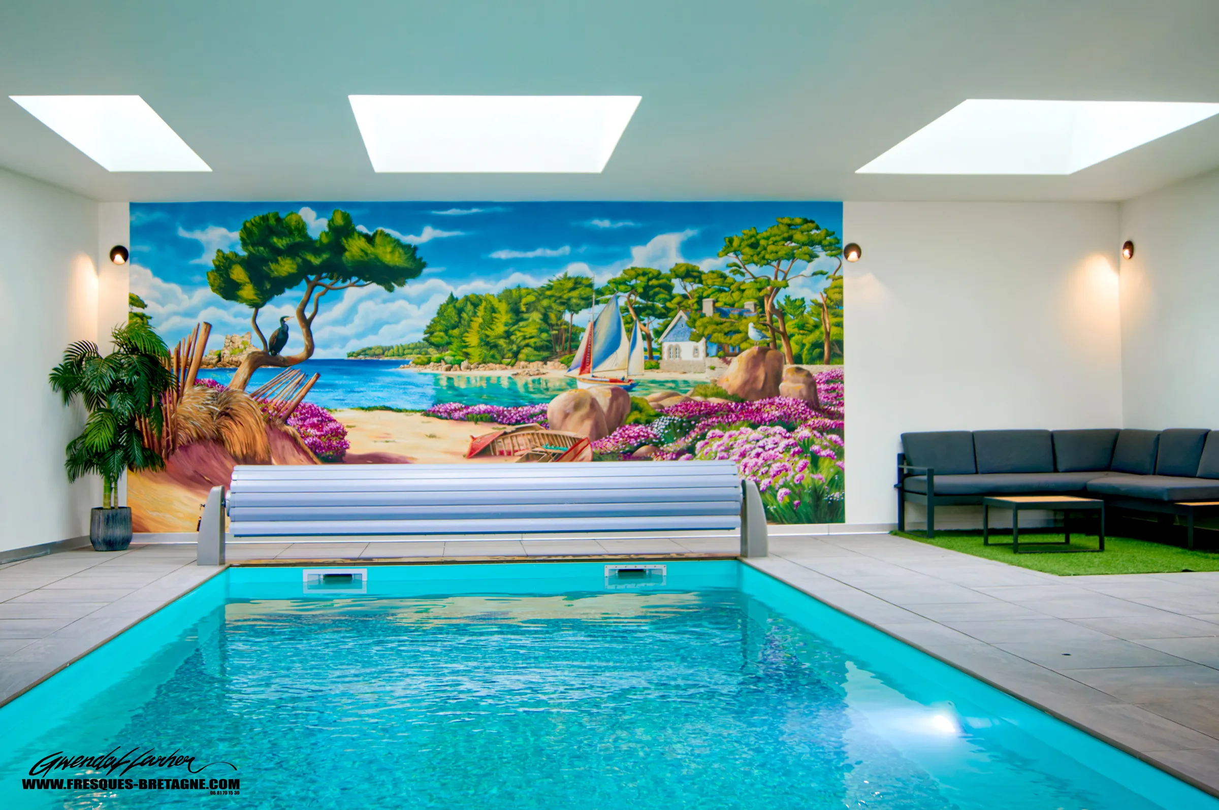 Paysage maritime immersif peint en trompe-l'œil au fond d'une piscine intérieure à Guingamp, peinture résistante à l'humidité